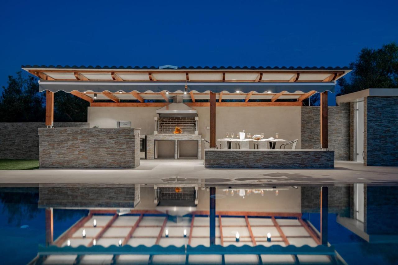 Antonia Villa - Luxurious Serenity With Private Pool, By Zantewize Kalipadhon Exterior photo