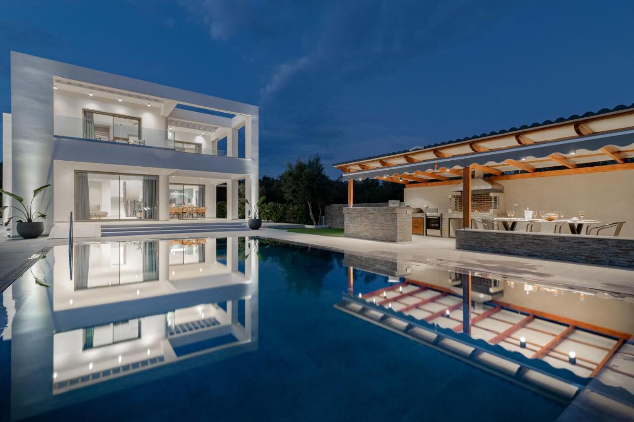 Antonia Villa - Luxurious Serenity With Private Pool, By Zantewize Kalipadhon Exterior photo